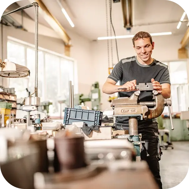 Zwei Mitarbeiter bei der Prüfung eines Bauteils in der Produktionshalle