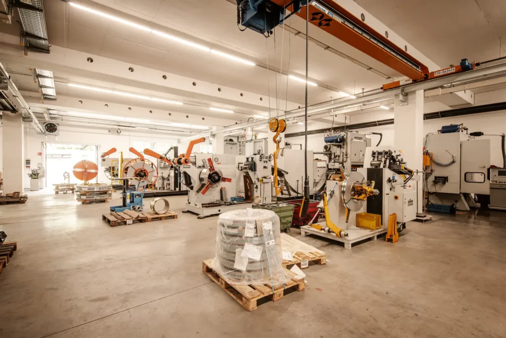 Produktionshalle von Weisshaar mit Maschinen und Fertigungsanlagen