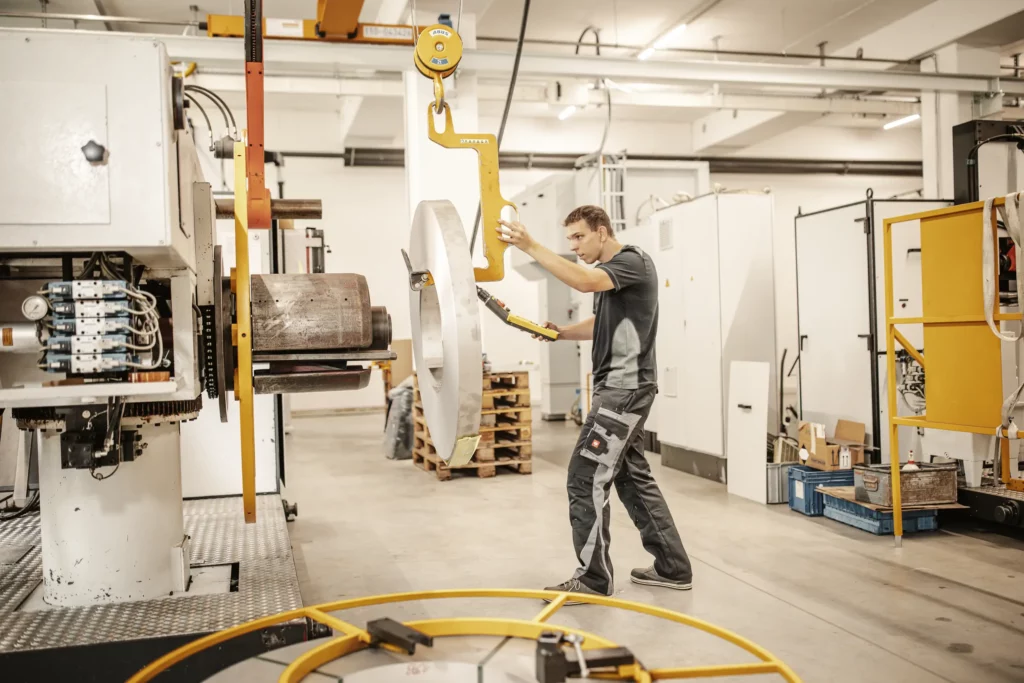 Mitarbeiter beim Einrichten einer Maschine in der Produktionshalle