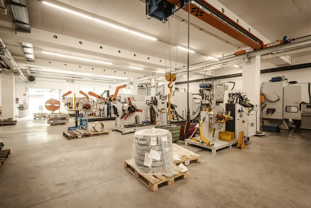 Fertigungshalle mit Produktionsanlagen bei Weisshaar