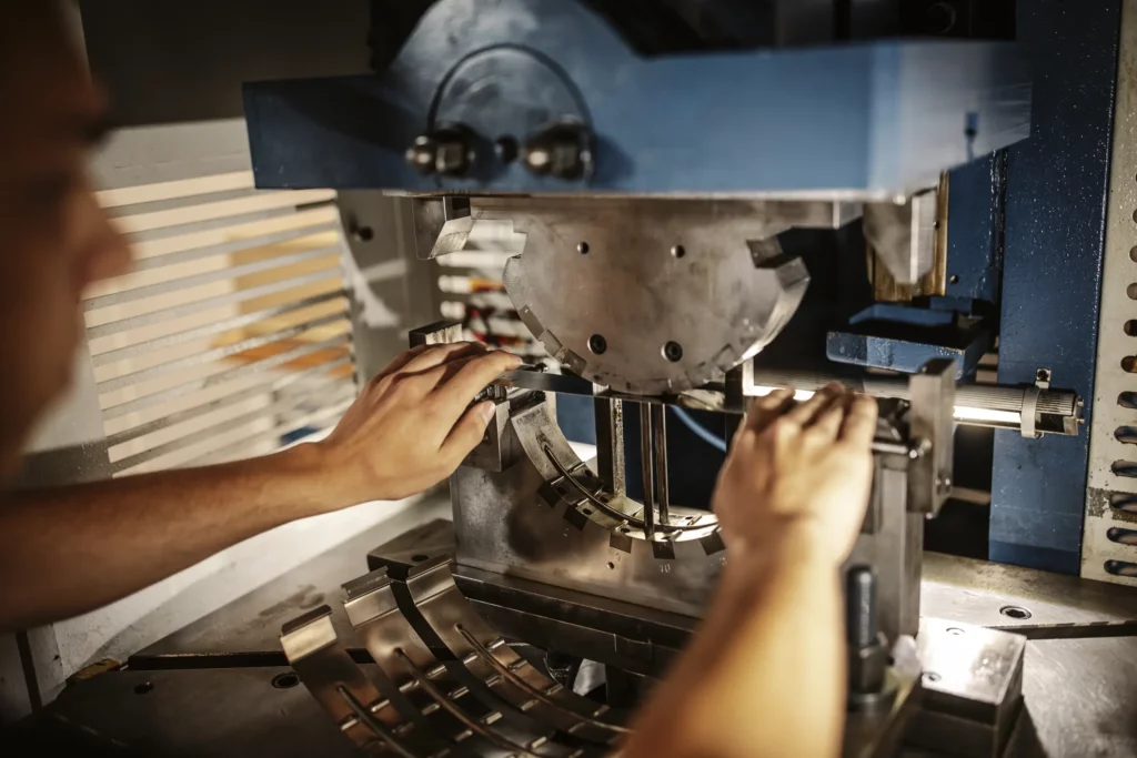 Exzenterpresse Produktionsmaschine bei der Fertigung technischer Federn