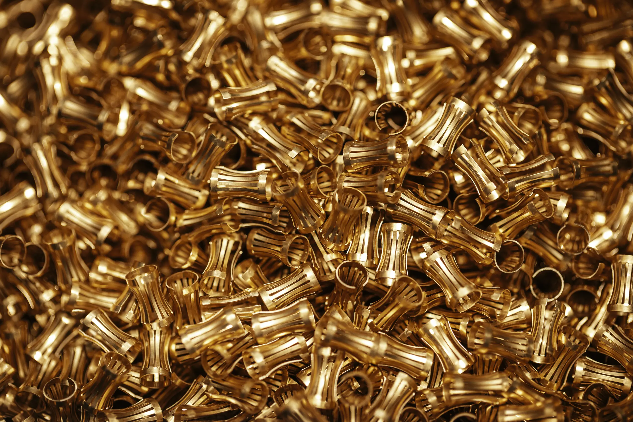 Große Menge kleiner goldfarbener Steckverbinder aus Messing