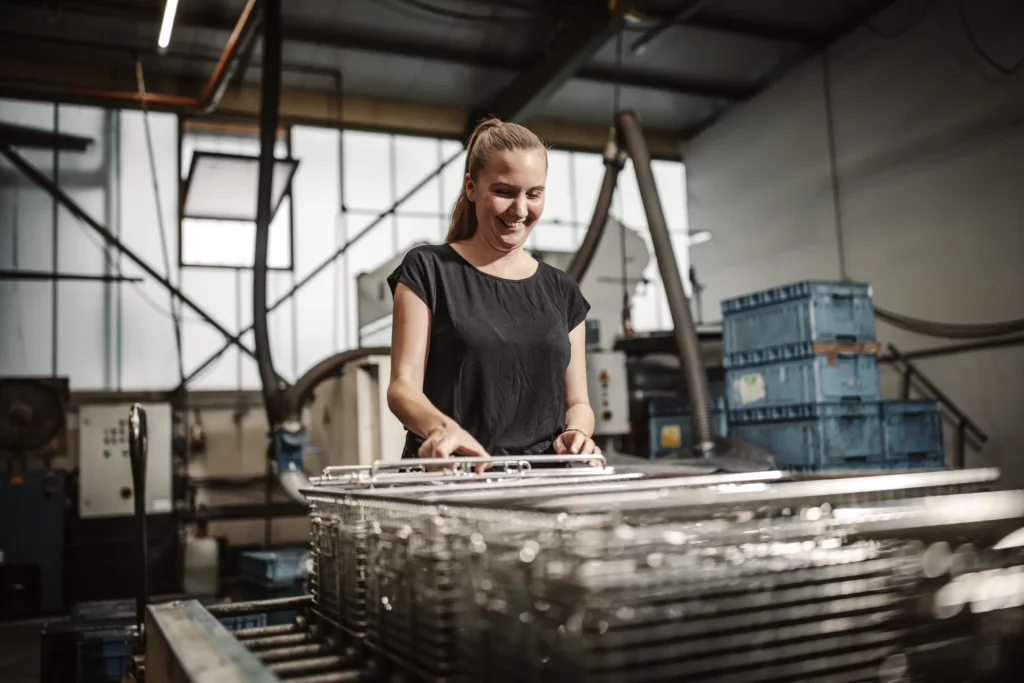 Mitarbeiterin bei der Weiterverarbeitung in der Produktionshalle