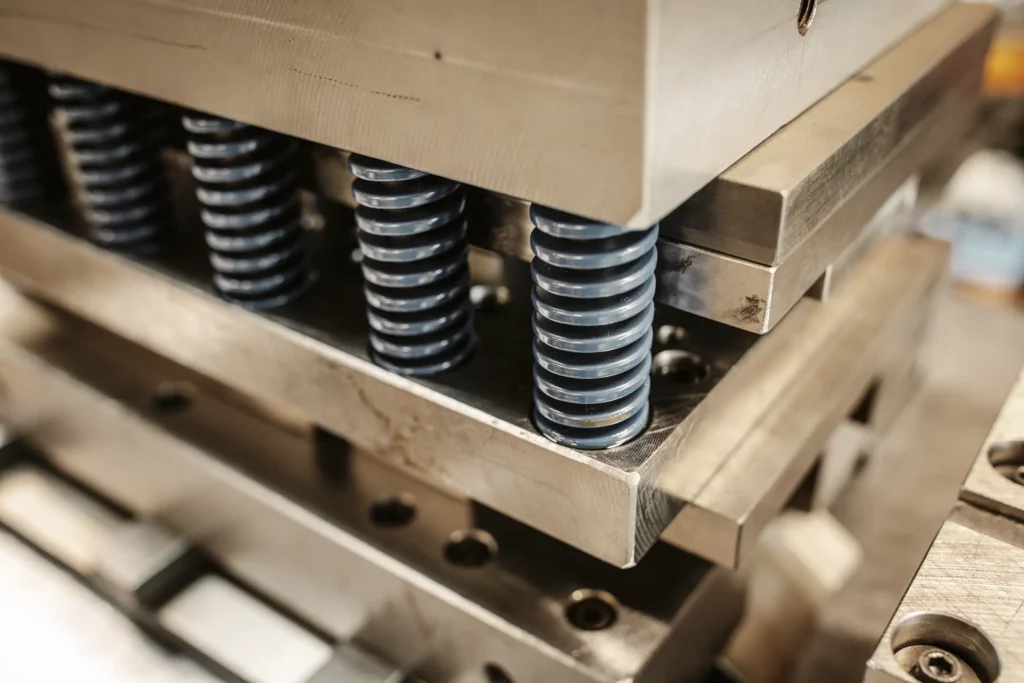 Nahaufnahme eines Werkzeugs mit mehreren blauen Druckfedern