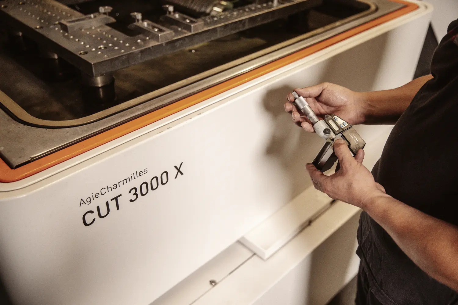 Mitarbeiter bei der Bedienung einer AgieCharmilles CUT 3000 X Maschine