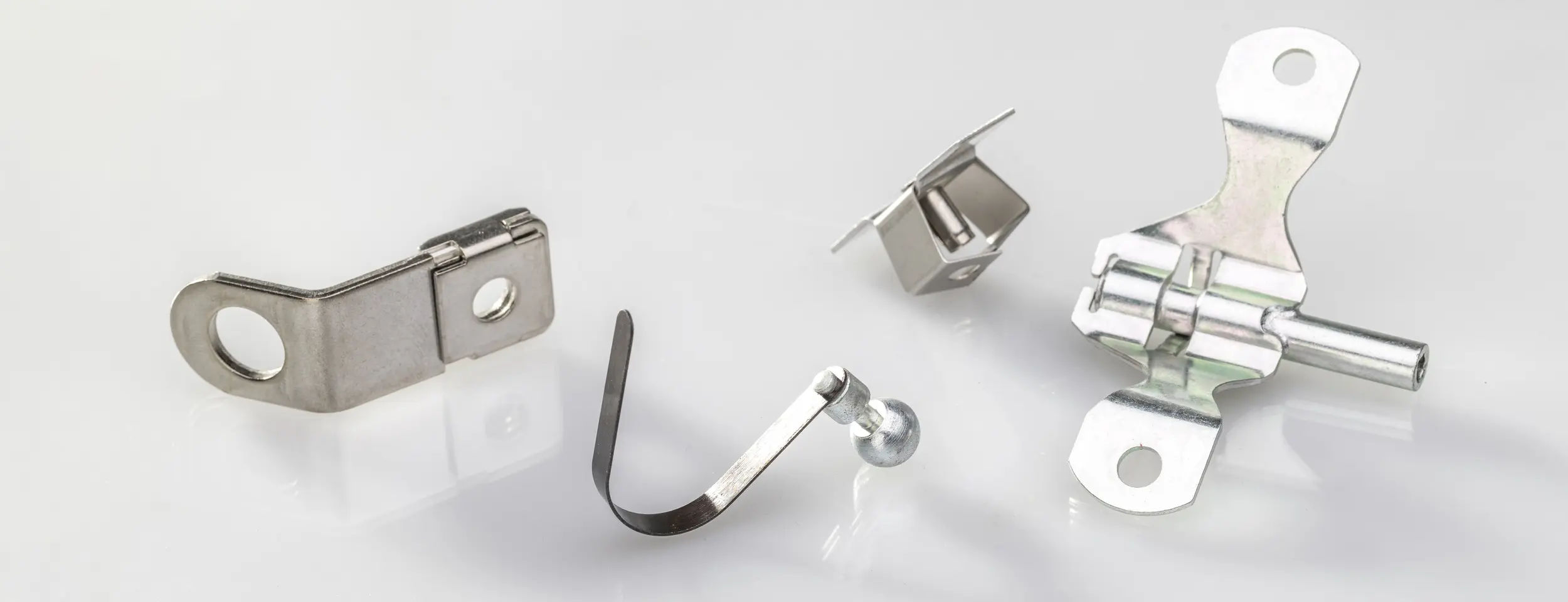 Verschiedene Halter, Befestigungsbänder und Metallbauteile