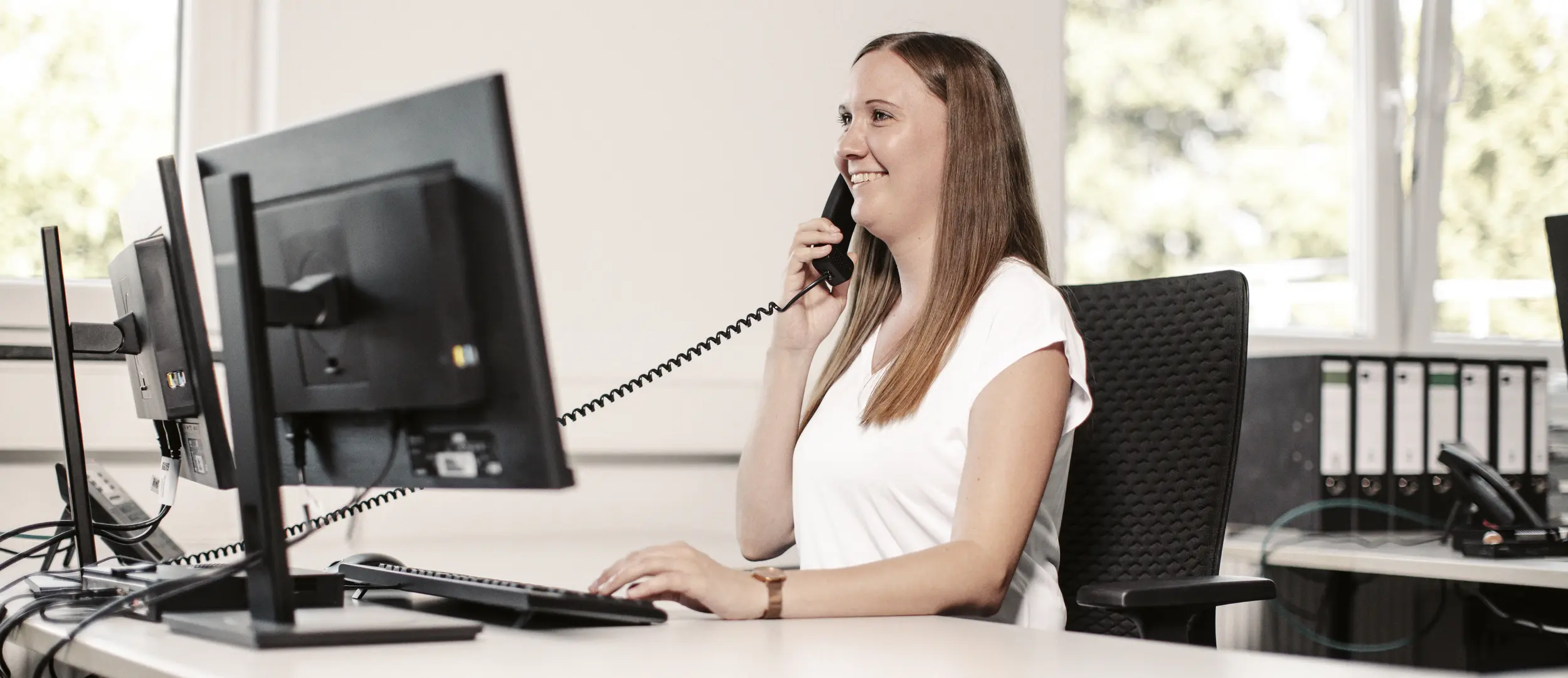 Mitarbeiterin bei der telefonischen Beratung am Computer