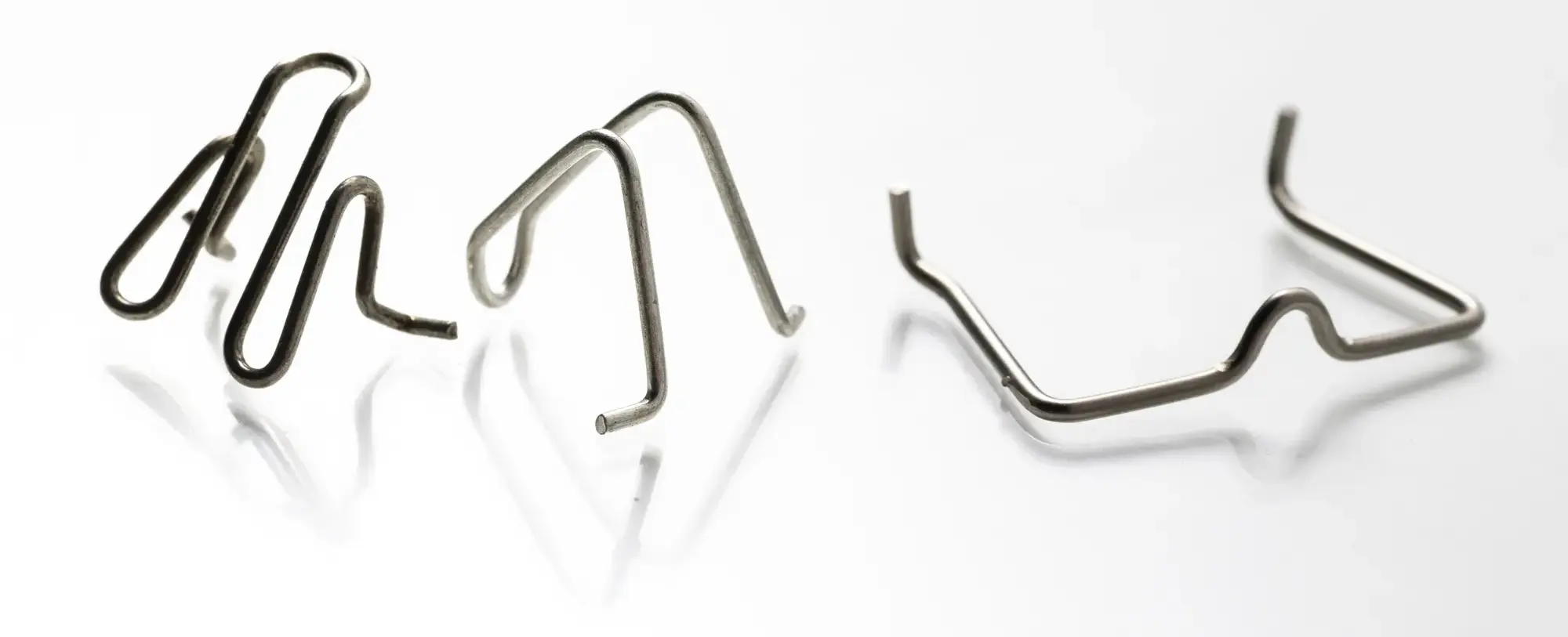 Verschiedene gebogene Drahtbiegeteile aus Metall