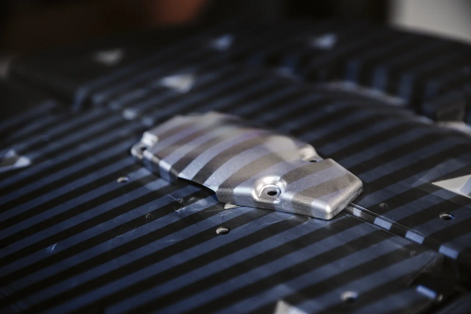 Metallbauteil bei der optischen Vermessung in einer Messmaschine