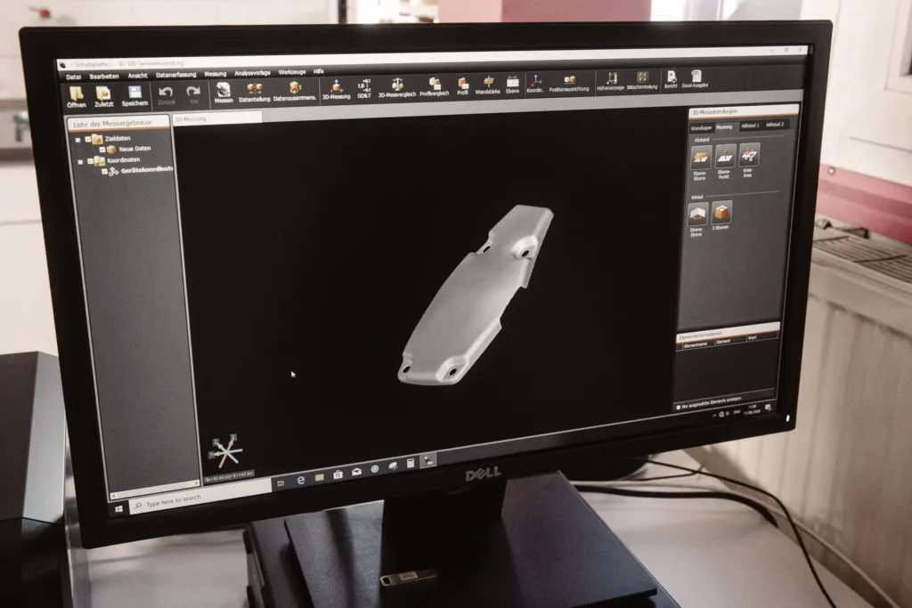 Metallbauteil auf dem Bildschirm eines optischen Messsystems
