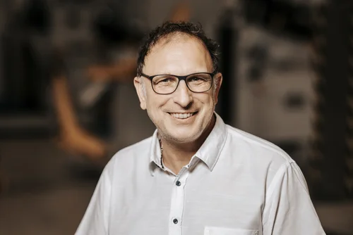 Porträt von Raimund Weisshaar, Geschäftsführer der Georg Weisshaar techn. Federn GmbH