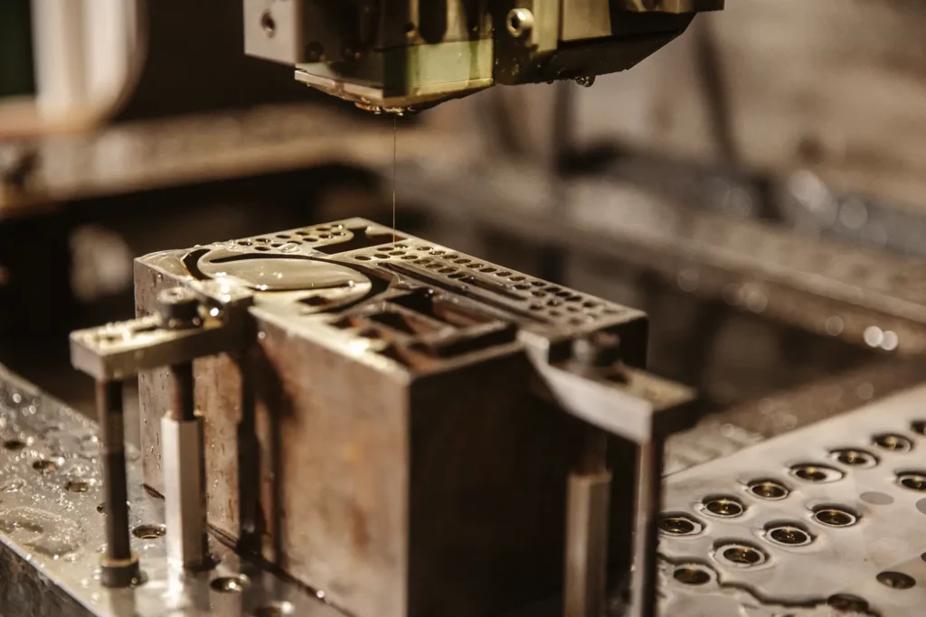Metallwerkzeug in einer Maschine im Werkzeugbau