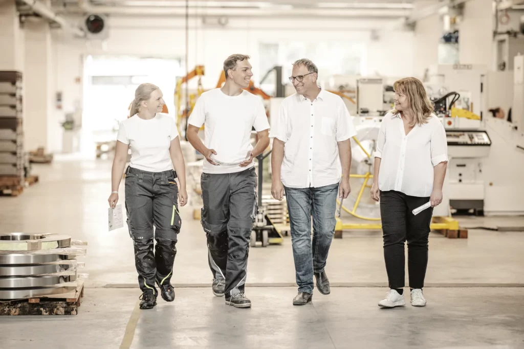 Team der Unternehmensführung in der Produktionshalle von Weisshaar