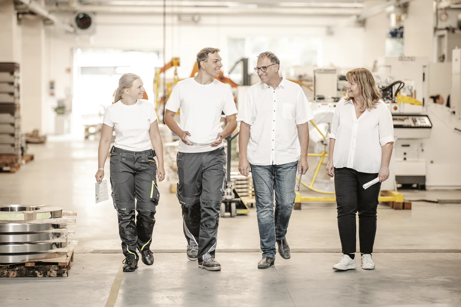 Team der Unternehmensführung in der Produktionshalle von Weisshaar