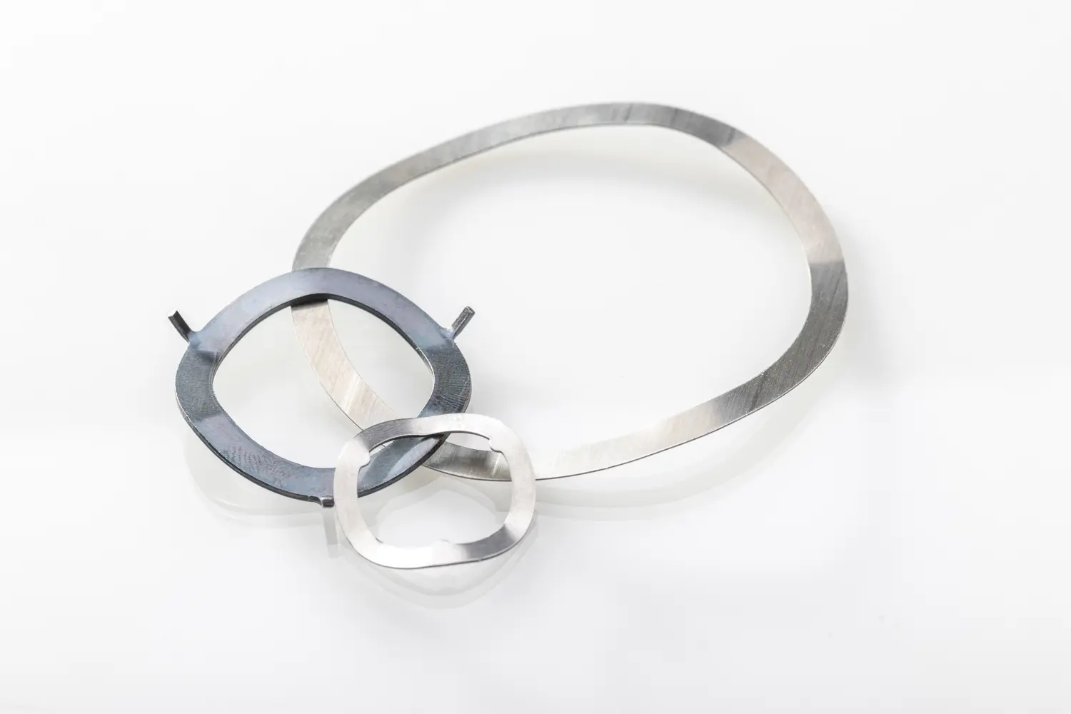 Zwei ringförmige Wellfedern aus Metall